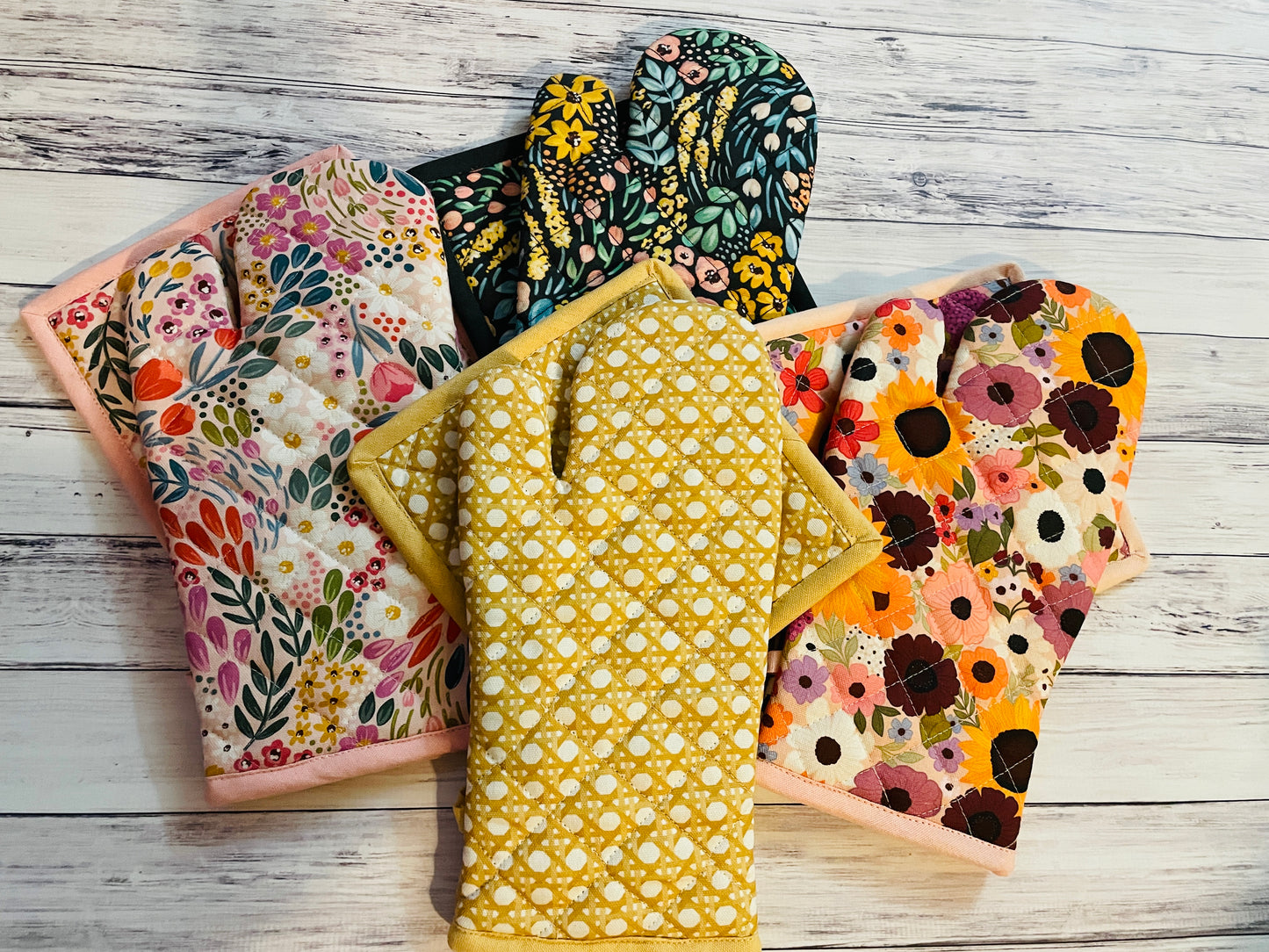 Black Floral Oven Mitt & Potholder Set